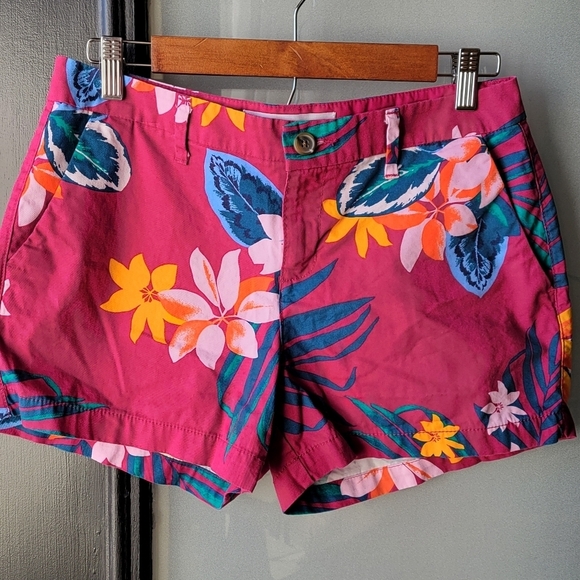 Mid Rise Old Navy Women's Shorts Size 4 Cotton Rise 9" in Flowers Leafs Pockets - Picture 2 of 10